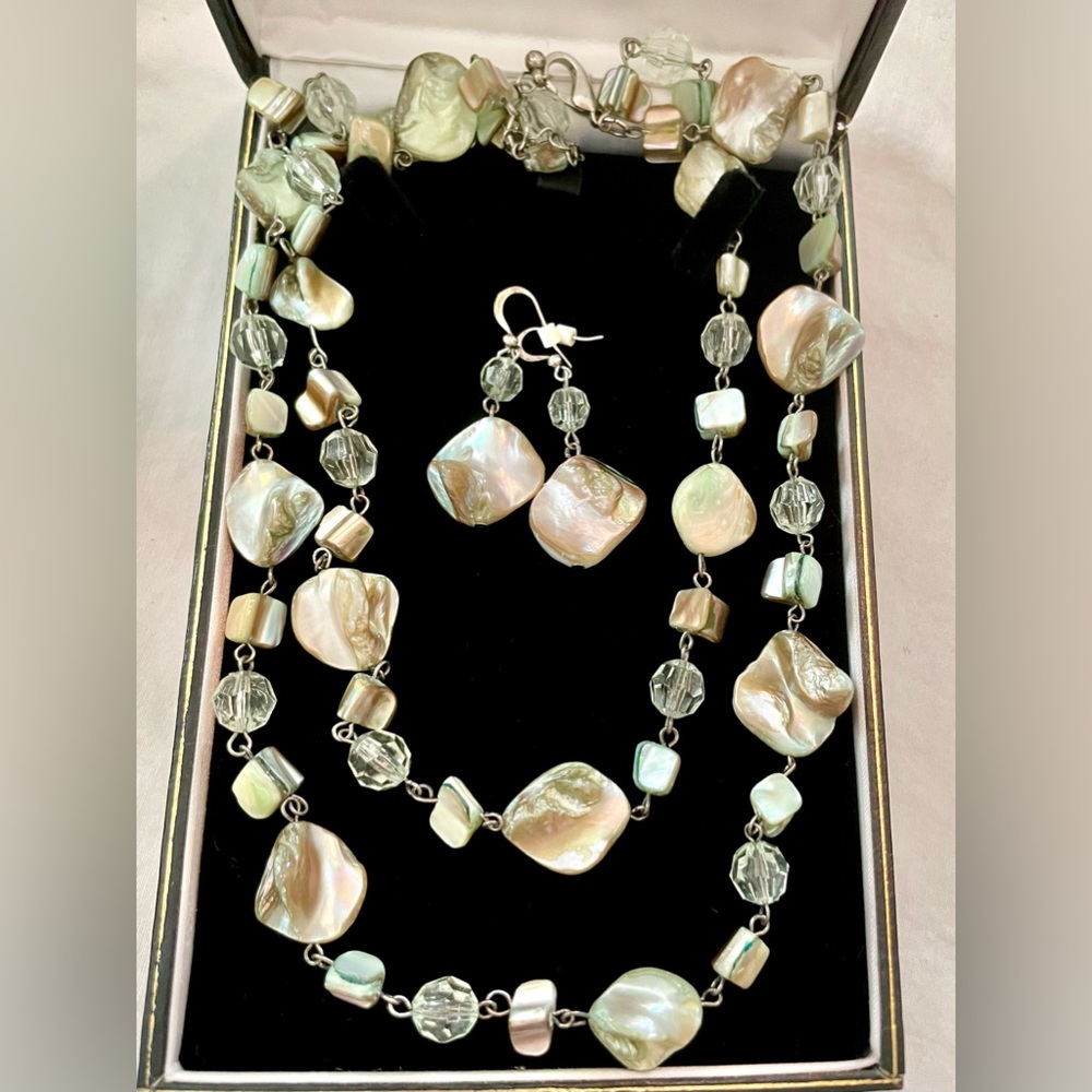 Like new! Iridescent Stone Necklace!